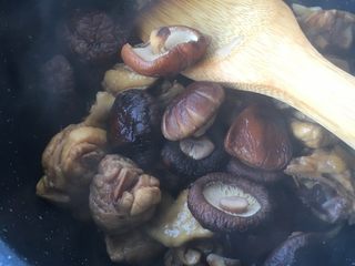 11、香菇栗子炖鸡,翻炒均匀后加入香菇翻炒
