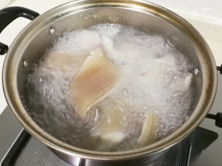 1、白嫩皮冻,肉皮冷水一起烧开，转小火烧至筷子能穿透即可