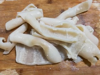 2、白嫩皮冻,捞出来去掉油脂，温水放点醋清洗干净