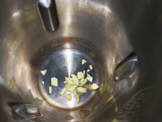 5、白嫩皮冻,豆浆机里面放入姜