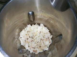 6、白嫩皮冻,放入肉皮