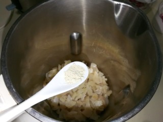 7、白嫩皮冻,放入一小勺白胡椒粉