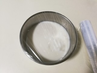 10、白嫩皮冻,分装入器皿里面凉透封上保鲜放入冰箱冷藏一晚