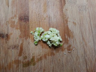 11、白嫩皮冻,蒜瓣用刀拍扁剁成泥