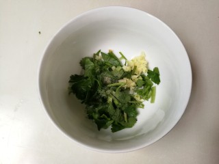 13、白嫩皮冻,碗中放入蒜泥，香菜，少许白胡椒粉