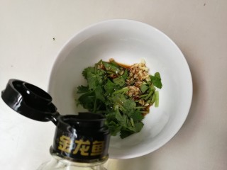 16、白嫩皮冻,放入几滴麻油拌匀成蘸汁