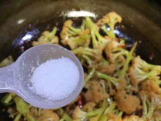18、蚂蚁肉沫焗香辣花菜,将锅里食材全部炒均匀和花菜八成熟,放入适量的盐
