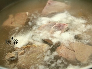 2、麻辣牛肉条,牛肉切块放到锅里加清水煮开,撇去血沫,洗干净。