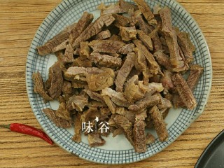 4、麻辣牛肉条,卤好的牛肉捞起晾凉,切成长条形。