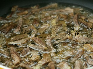 7、麻辣牛肉条,油热后放入牛肉,刚开始炸的时候油会变浑浊,到慢慢变清澈说明牛肉的水分已经榨干了,可以把牛肉捞起了。