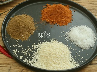 8、麻辣牛肉条,准备好辣椒粉,花椒粉,芝麻,糖等调料。