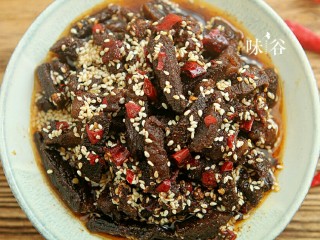 12、麻辣牛肉条,装盘盛出。