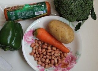 1、西兰花火腿果仁丁,准备的材料