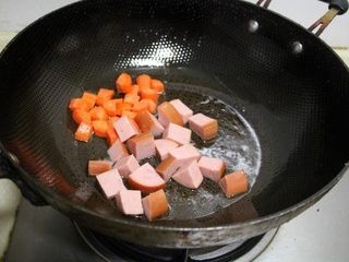 8、西兰花火腿果仁丁,放入火腿丁