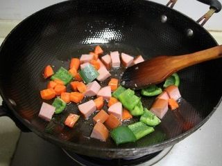 9、西兰花火腿果仁丁,火腿胡萝卜丁中加入青椒煸炒几下