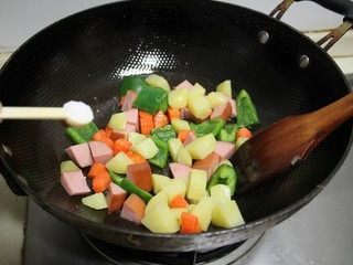 10、西兰花火腿果仁丁,加入适量精盐