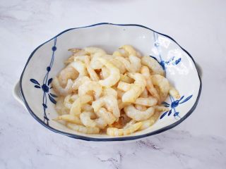 2、虾仁炒鸡蛋,虾去壳去虾线洗净加入料酒和少许盐腌制备用