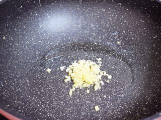 7、虾仁炒鸡蛋,原锅倒入适量的食用油烧热，放入蒜姜末炒出香味