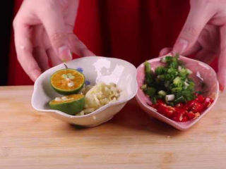 8、学会土豆的这种新做法，比肉还好吃下饭倍棒,小青桔对半切开备用，，葱切成葱花备用，将所有准备好的食材装完备用。