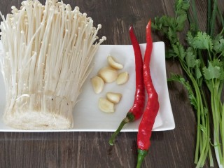 1、 凉拌银针菇,食材准备如图示。最近长痘了,就用的二荆条,没那么辣,大蒜要多些,好吃,1个大蒜刚好。