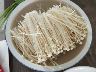 2、 凉拌银针菇,剪掉头撕开,洗2遍沥干