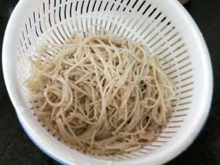 5、 凉拌银针菇,煮好后捞出控水