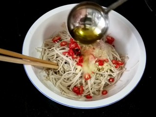 7、 凉拌银针菇,浇上一勺热油,激出蒜香味和辣味