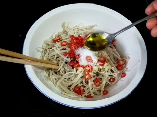 10、 凉拌银针菇,椒麻油或花椒油