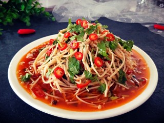 15、 凉拌银针菇,盛盘。成品相当不错,换个地方拍照光线不同色彩也亮多了