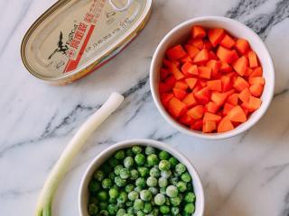 2、鲮鱼焖饭,豌豆是超市买的整袋的速冻豌豆，喜欢吃的多放点，不喜欢吃少放点或者用其他蔬菜代替也行。胡萝卜切丁，再来一根蒜！