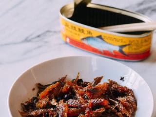 3、鲮鱼焖饭,一整罐倒出来有小半碗