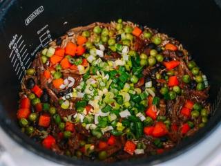 5、鲮鱼焖饭,饭好了加入葱花。搅拌.