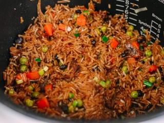 6、鲮鱼焖饭,搅拌好了，颜色真好看。