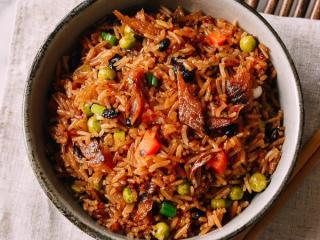 7、鲮鱼焖饭,盛饭装碗。