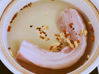 1、红烧肉，懒办法却更好吃~,整块五花肉冷水下锅煮开。