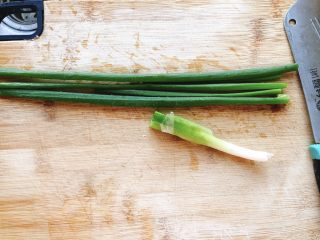 4、豆腐花哈汤,取1根葱，将葱白和葱叶分开。