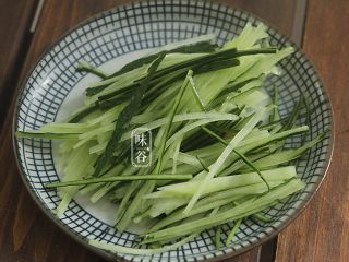 3、夏日不可少的一碗面~鸡丝凉面,黄瓜切成细丝；