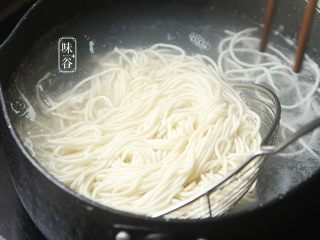 12、夏日不可少的一碗面~鸡丝凉面,煮一锅水，水开后放入面条，面条熟后捞起；