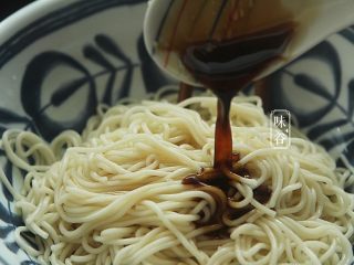 14、夏日不可少的一碗面~鸡丝凉面,把面条放入碗中，放入一匙香油，一匙醋，两匙酱油和蒜蓉；