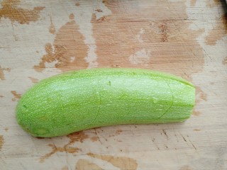 2、香辣西葫,西葫对半切开，再斜刀切