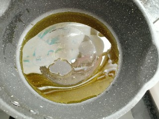 6、香辣西葫,热锅放油