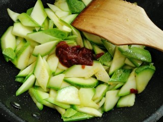 9、香辣西葫,炒两分钟放入一勺黄豆酱