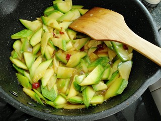 11、香辣西葫,翻炒均匀即可