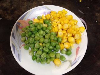 3、吐司魔方披萨,熟豌豆和熟玉米粒备好