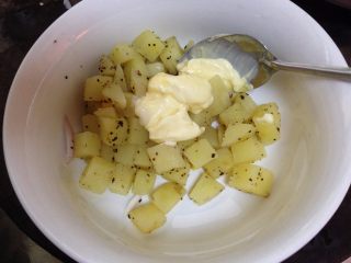 5、吐司魔方披萨,煮好的土豆捞出加入黑胡椒碎、盐、沙拉酱拌匀