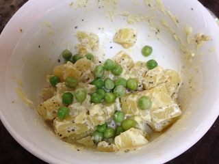 6、吐司魔方披萨,加入豌豆粒拌匀