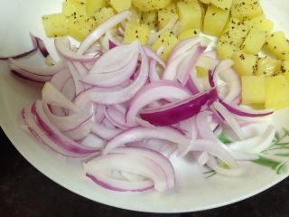 7、吐司魔方披萨,洋葱切丝