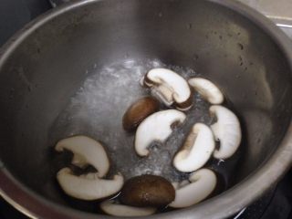 8、吐司魔方披萨,鲜香菇切片，入开水锅煮熟捞出备用