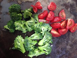 10、吐司魔方披萨,圣女果切四瓣，西兰花切成小朵