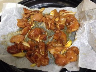 11、吐司魔方披萨,鸡肉入烤盘入空气炸锅180度，烤7-10分钟